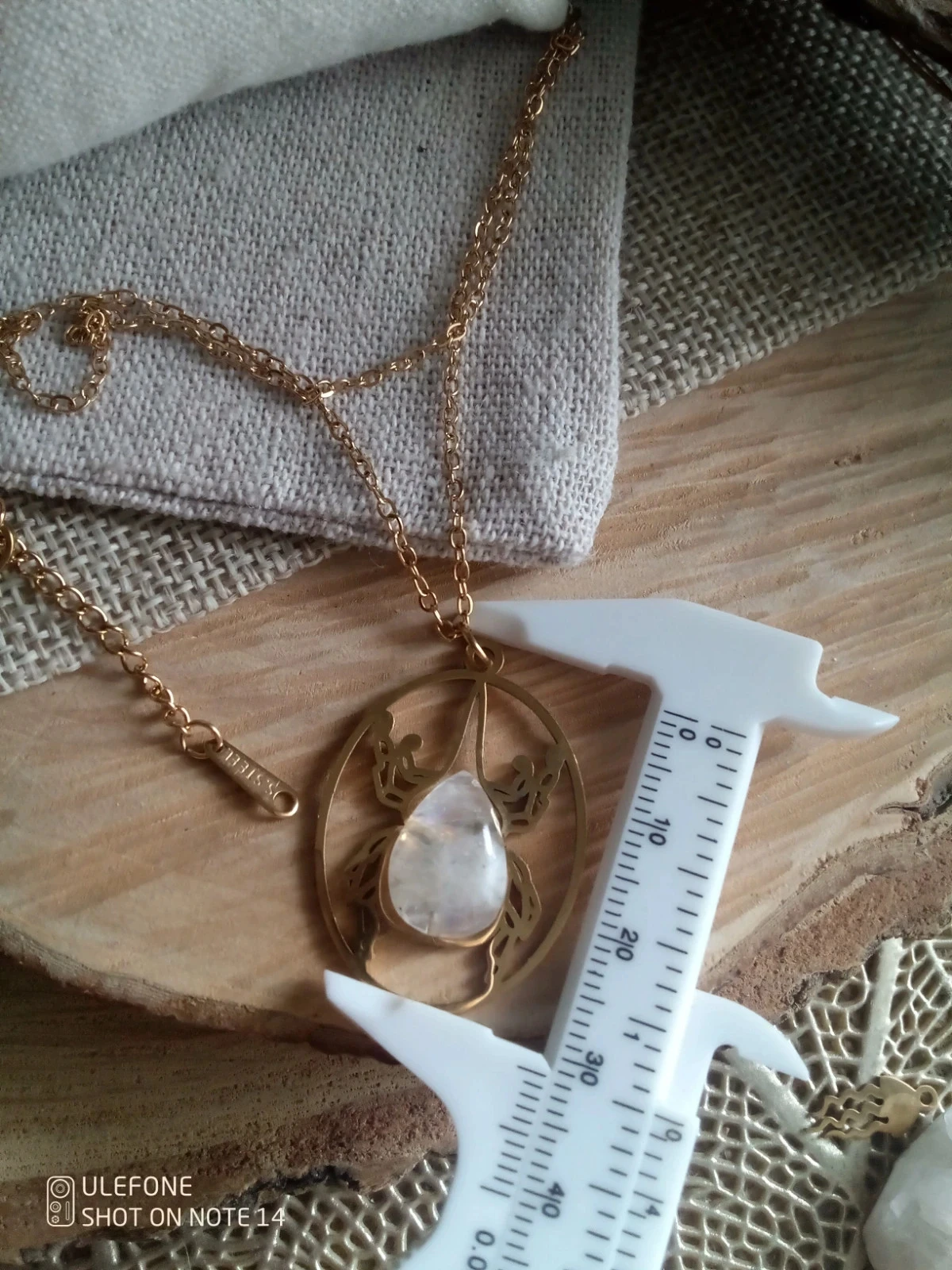 Collier pendentif scarabée et pierre de lune à reflets bleutés – photo 3